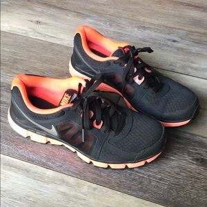 Women’s Nike Dual Fusion Tennis Shoes, size 9.5